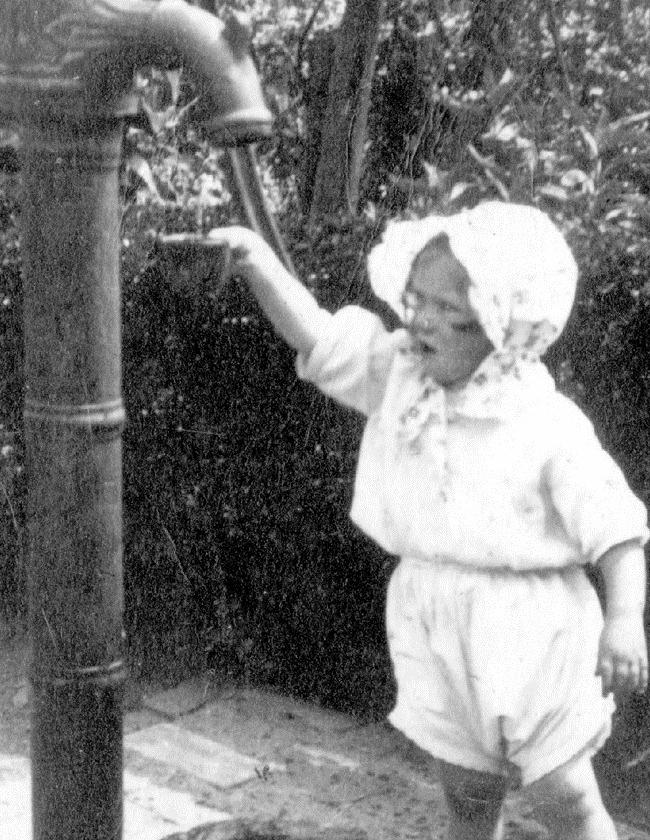 An old black and white picture of a young child