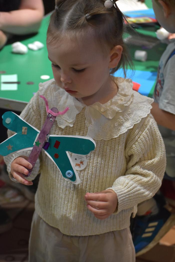 Picture of a tot playing with the arts and crafts